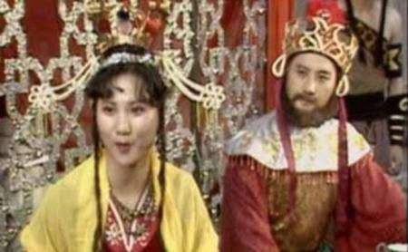 于虹出生在一个军人家庭,之前的于虹被西游记总导演介绍过来的时候