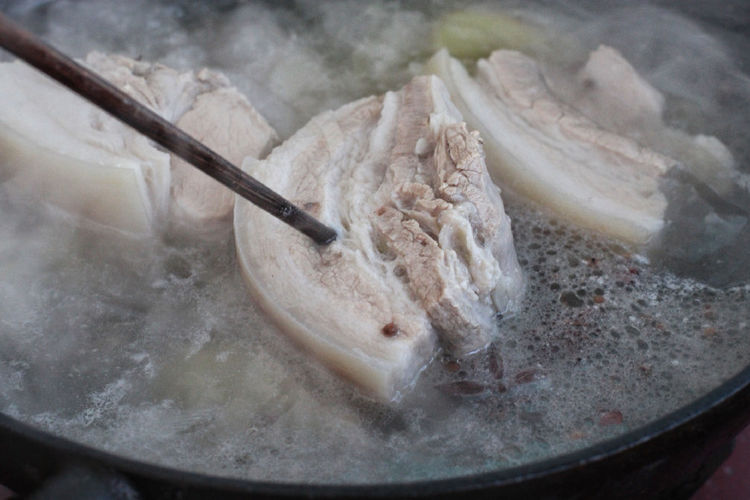 东北特色五花肉酸菜炖粉条，肉质肥而不腻，酸菜脆嫩爽口