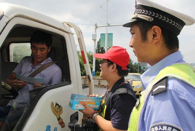 加油站随意停车，罚款200元不等，交警：这3个地方不能停车