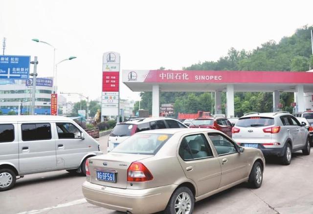 加油站随意停车，罚款200元不等，交警：这3个地方不能停车