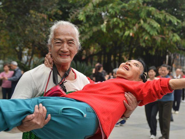 一次交谊舞比赛，和同组男人出轨，后面没联系，要告诉丈夫吗？