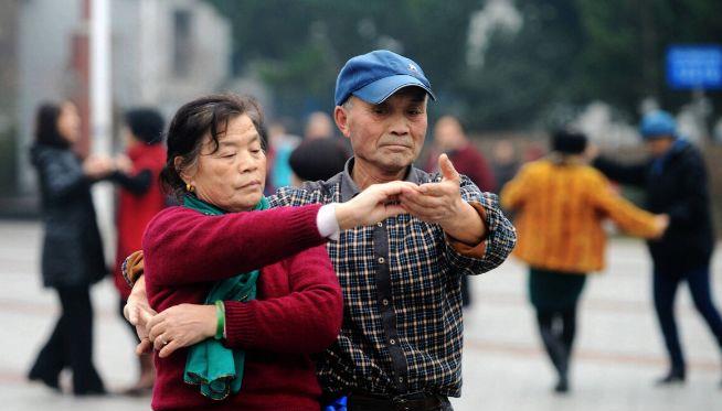 一次交谊舞比赛，和同组男人出轨，后面没联系，要告诉丈夫吗？