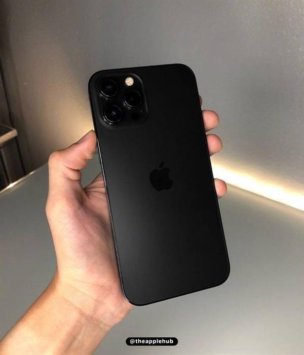 疑似iPhone 13 Pro上手图曝光！哑光黑配色回归