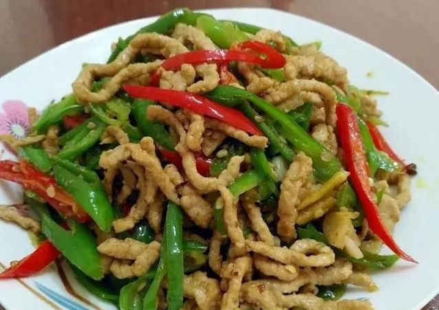 四味小炒肉丝青椒炒豆腐干鲜美杏鲍菇的做法