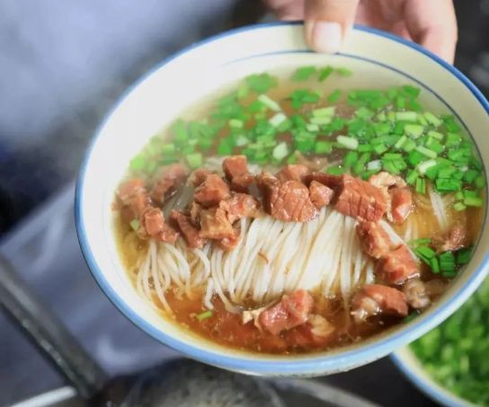 无极饸饹是一种特色小吃，俗称“安棚吃饸饹，白头能偕老”