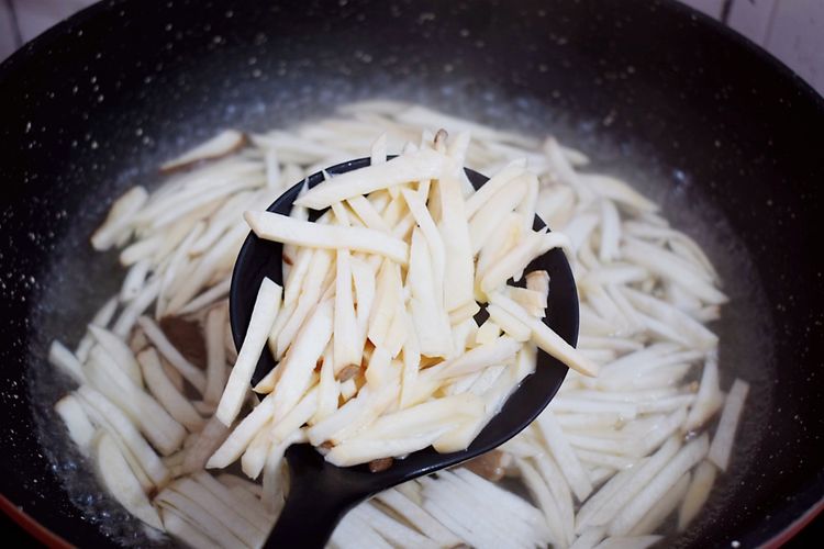 杏鲍菇配米饭的最佳吃法，酱汁香气扑鼻，味道超级好吃