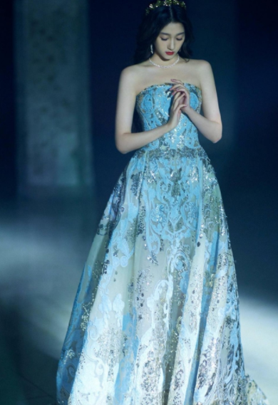 关晓彤现身时尚大典！身穿蓝色鎏金抹胸长裙，如同优雅公主