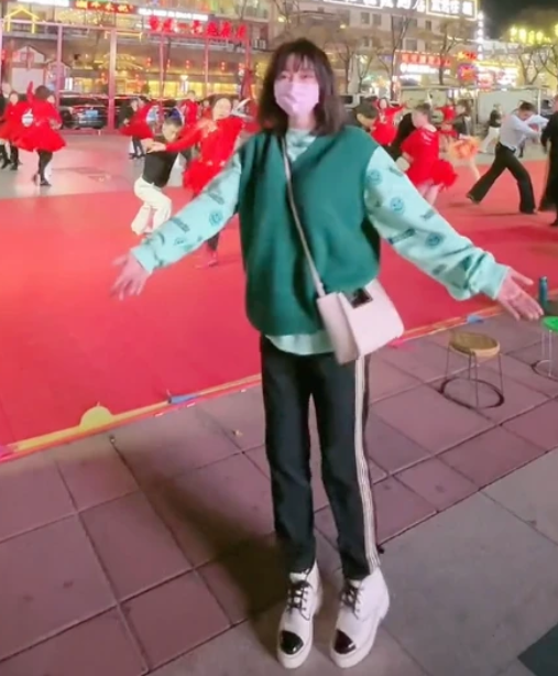 41岁柳岩跳广场舞被赞接地气，网友：你想提前过上老年人的生活