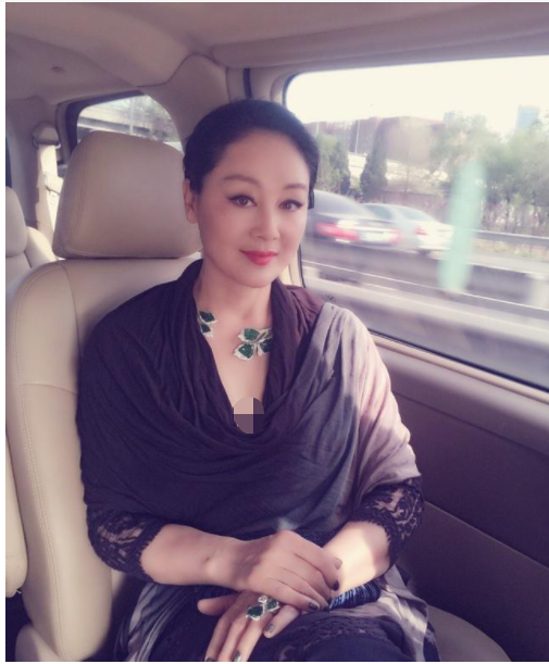 59岁王姬晒近况，被质疑国籍，霸气回应网友自己是中国人