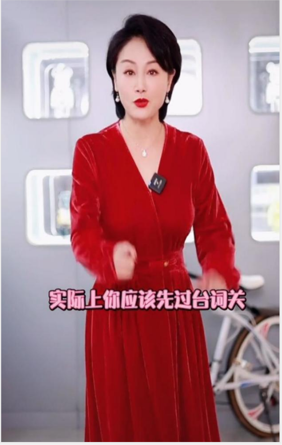 59岁王姬晒近况，被质疑国籍，霸气回应网友自己是中国人