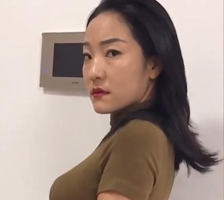 老婆教训女儿，老公插嘴，后面也一起罚站