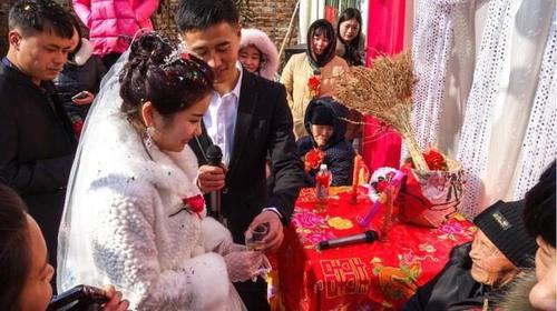 婆婆只给2万彩礼，但我下定决心嫁给他