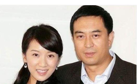 49岁张嘉译全家照曝光，妻子无条件支持，如今生活幸福美满