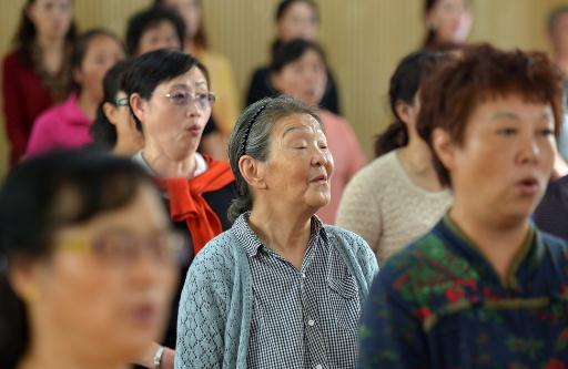 婆婆在院子里摔了一跤骨折，村里人都夸儿媳妇孝顺，却被小姑子骂