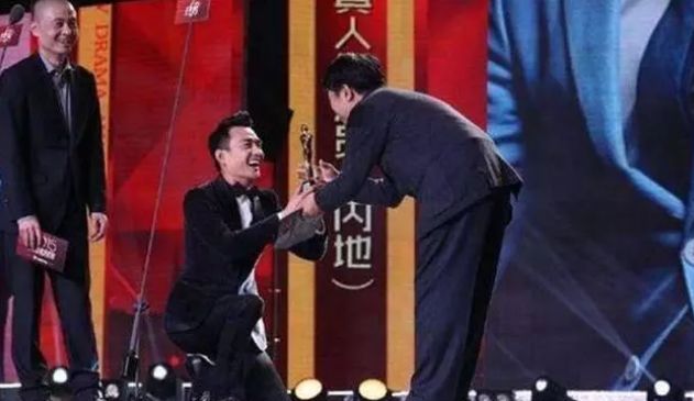 捧红靳东和王凯哥俩的导演，为什么只有他获奖？