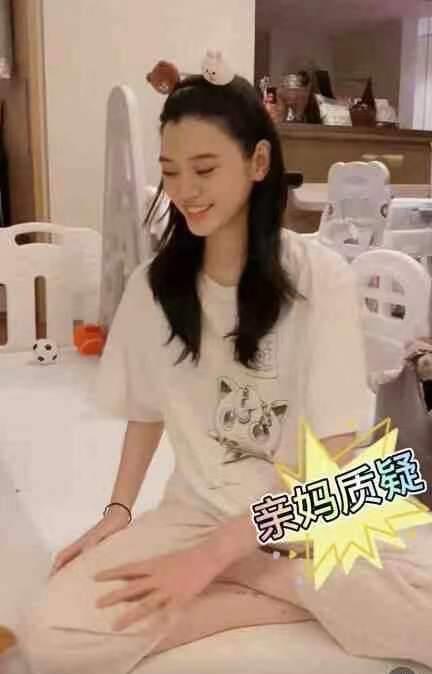 何猷君奚梦瑶女儿全身照曝光，小公主romee被奶奶抱得超可爱