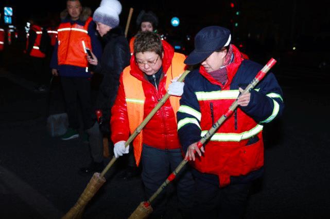 韩红帮环卫工人“扫地”被骂上热搜，这个举动被不少人误解