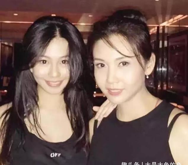 邱淑贞大女儿沈月近照曝光，一颦一笑倾国倾城