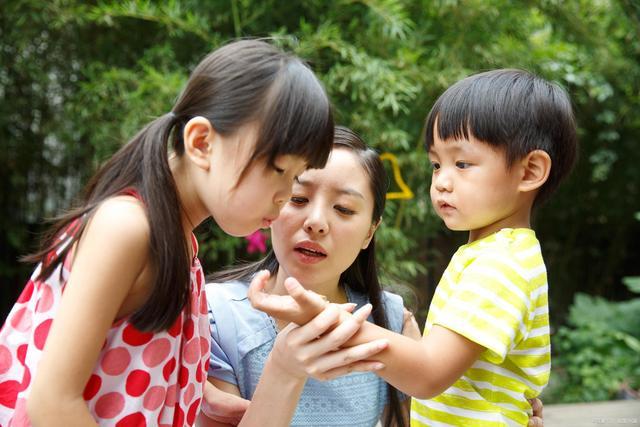 家里有一个两岁半的男孩，最近遇到了“讨好型人格”