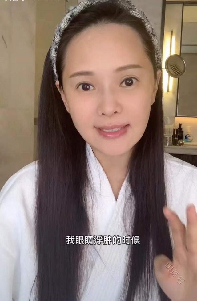 伊能静素颜戴发箍，比年轻人的打扮还要少女，这个人也是非常真实