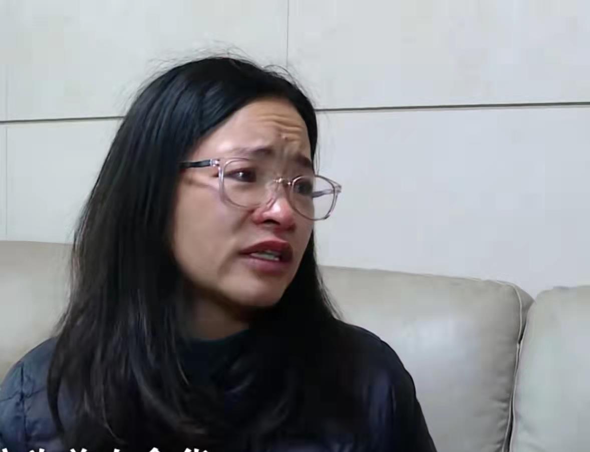 丈夫嫌弃妻子不够年轻貌美，多次对妻子拳打脚踢，妻子：他不懂我