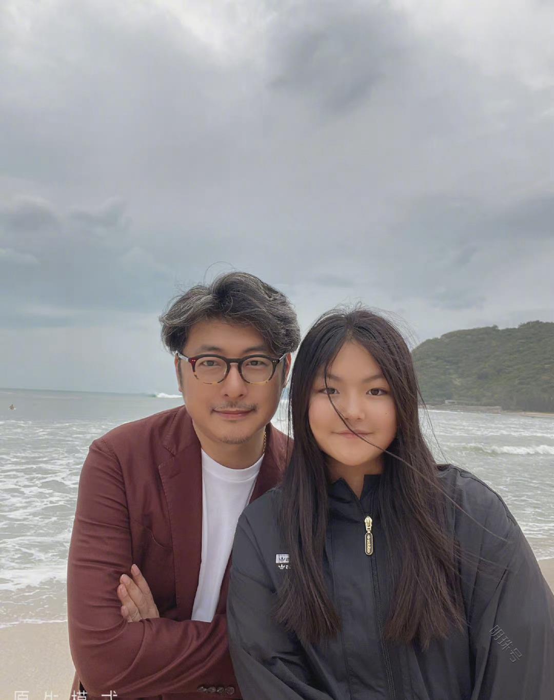 王岳伦晒与女儿王诗龄海边游玩合照，父女二人开心地对着镜头微笑