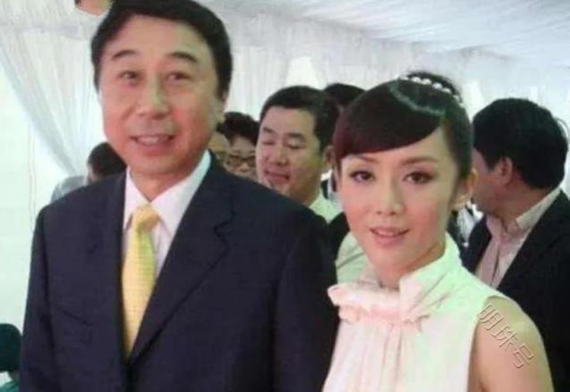 63岁冯巩近照显苍老，老婆隐瞒37年，儿子的颜值一言难尽