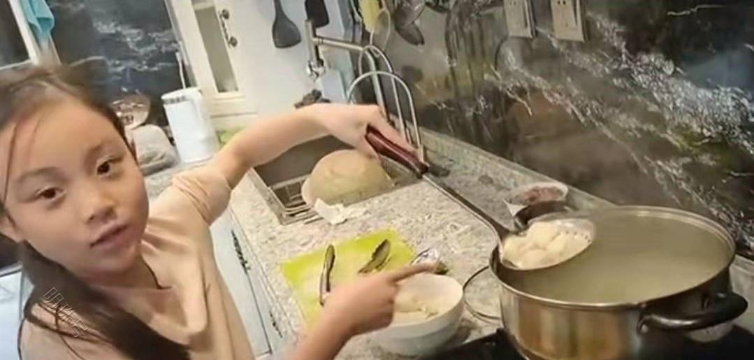 李小璐晒女儿煮饺子照片，甜馨自己擀皮包，动手能力超强