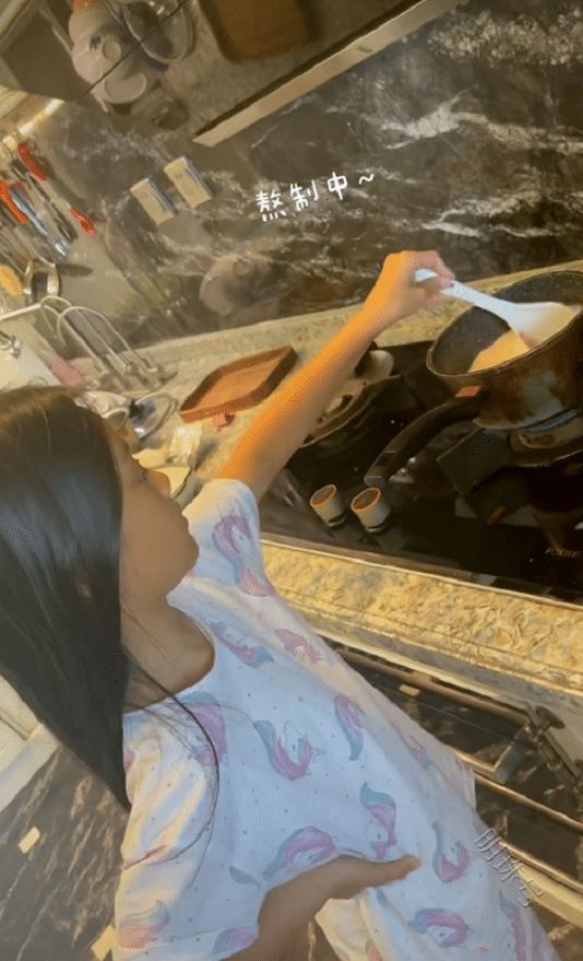 李小璐晒女儿煮饺子照片，甜馨自己擀皮包，动手能力超强