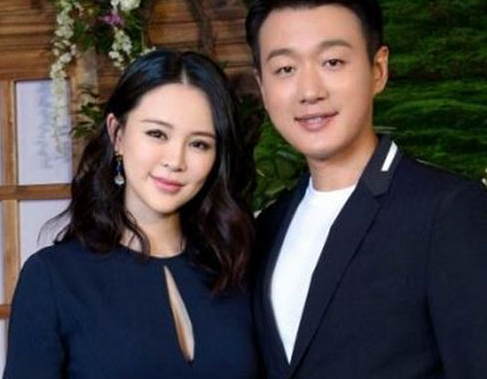 娱乐圈中的“最强师生恋”，结婚8年为老婆生下女儿一个儿子