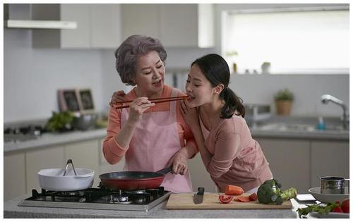 婆婆伺候儿媳月子期，婆家拿了十万彩礼，儿媳给了六万嫁妆