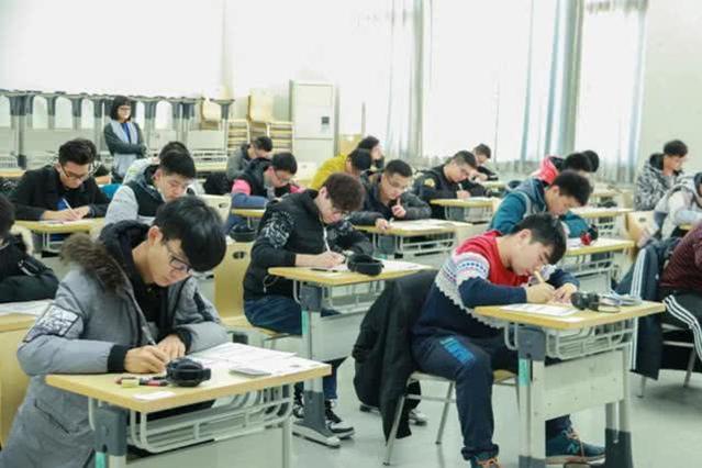 为什么学生入学前要登记家长的家庭资源？