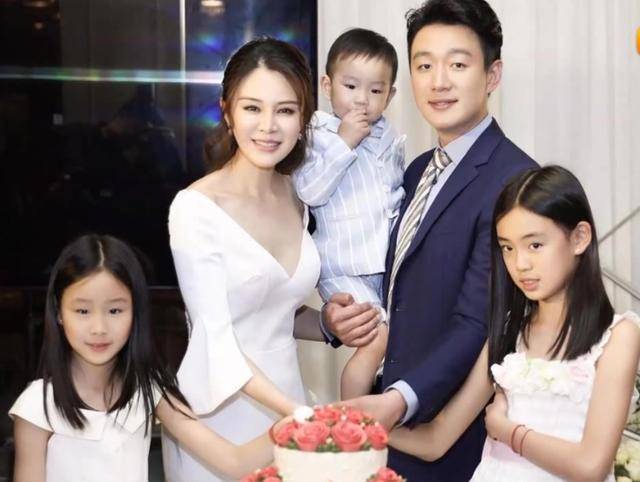 娱乐圈中的“最强师生恋”，结婚8年为老婆生下女儿一个儿子