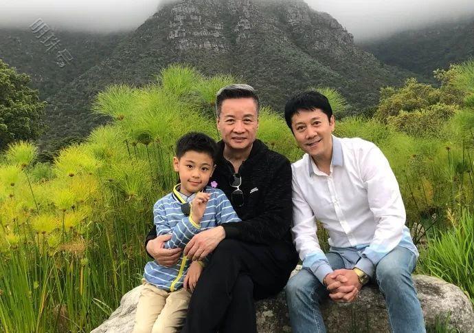 62岁阎维文跟着蔡国庆爬山游玩，4个人同框莫名和谐