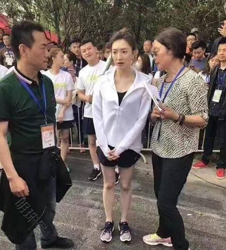 江疏影跑步照片火了，网友的注意力都集中在她的膝盖上