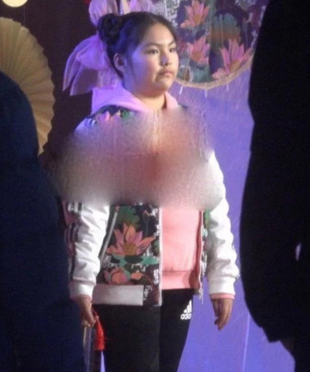 王岳伦带10岁女儿出席活动，身材越来越“雍容华贵”了