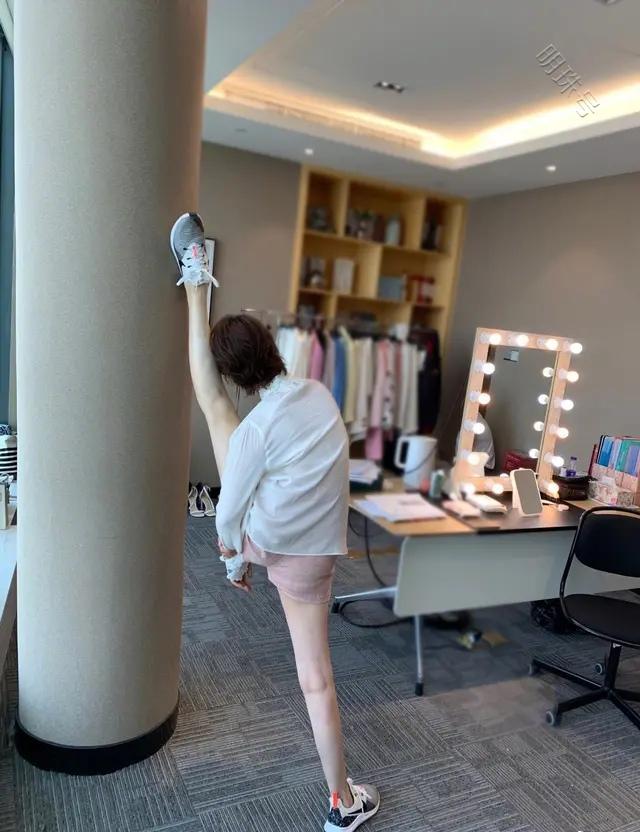 43岁的海清穿着白色健美裤，身材曲线太优越了，腰臀比堪称完美