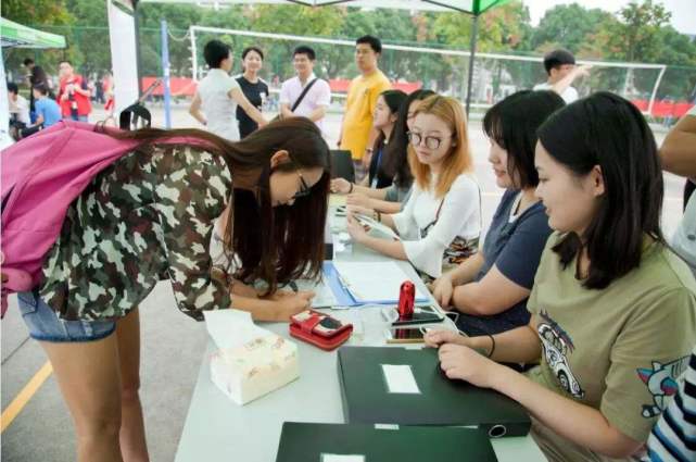 新生入学第一时间，学校准备东西要轻便而且实用，不要再折腾自己