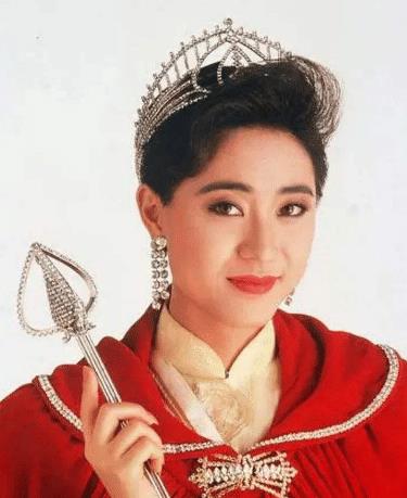 曾是香港小姐冠军，与黎明、刘青云相爱多年，如今55岁依旧单身