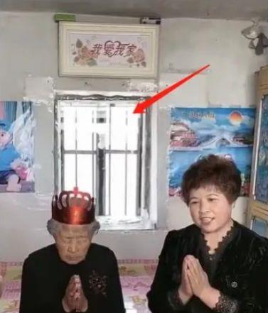 潘长江最小的徒弟叫魏三，母亲身价过亿，窗户用塑料布包着