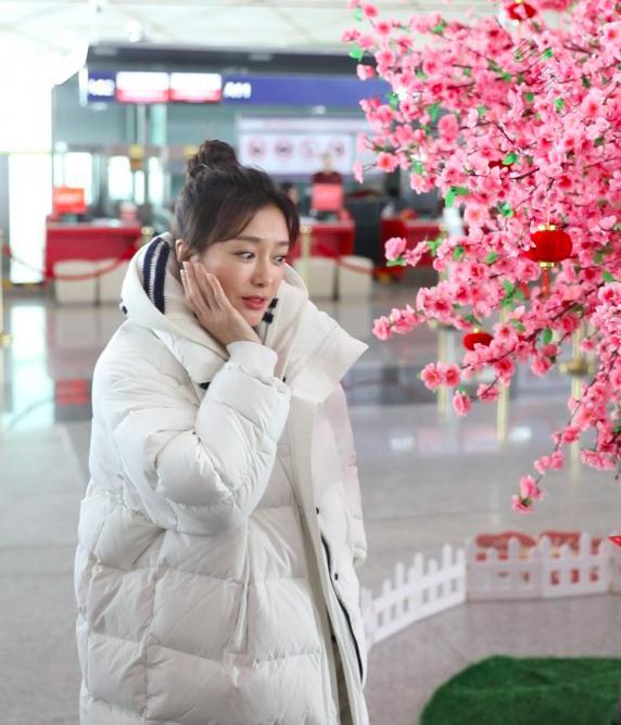 秦岚节后获粉丝送红包，路人不慎摔倒，女神表情失控上前搀扶