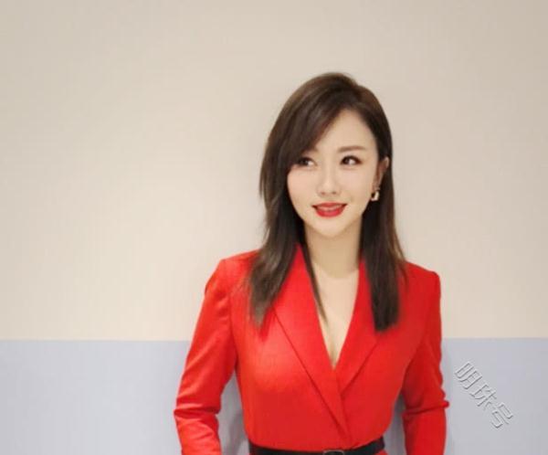 36岁潘长江女儿晒美照，瓜子脸像“蛇精脸”