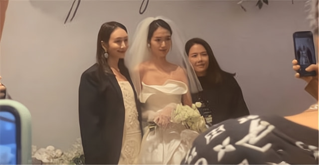 王鸥何九华参加妹妹婚礼，与王鸥一同坐主桌关系亲密