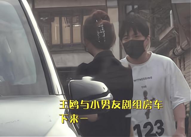 王鸥何九华参加妹妹婚礼，与王鸥一同坐主桌关系亲密