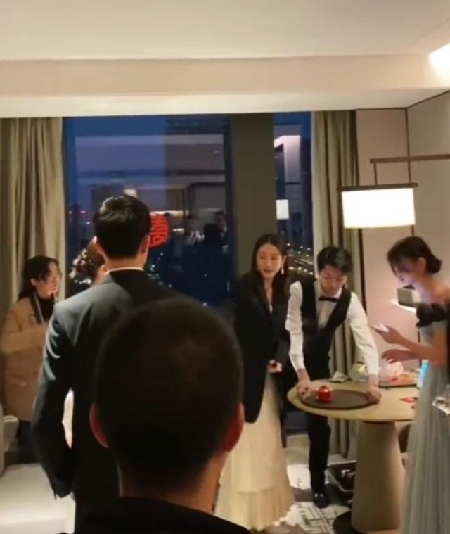 王鸥何九华参加妹妹婚礼，与王鸥一同坐主桌关系亲密