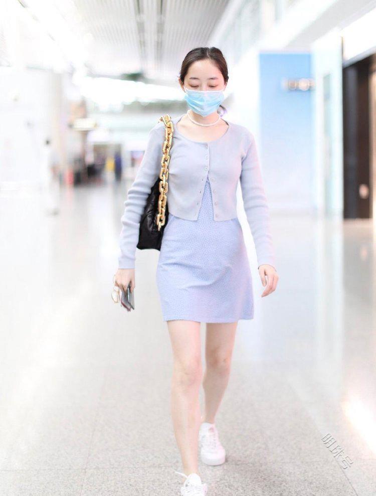 蒋梦婕超短款裙子秀出白皙笔直美腿，网友：未来的她更好