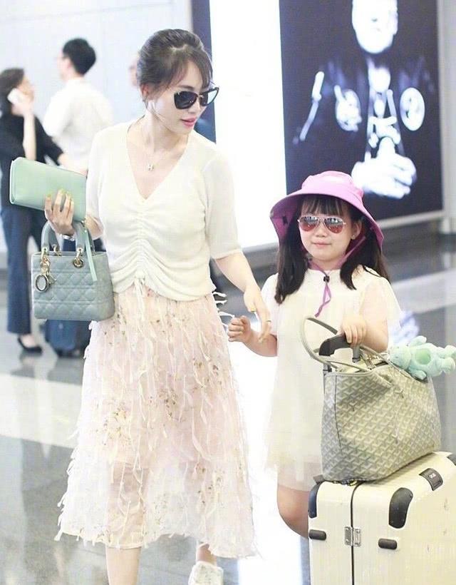 王宝强离婚后带儿子，马蓉带女儿，仨孩子近照画风截然不同！