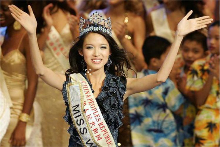 她是中国首位世界小姐冠军，身材凹凸有致，今36岁身材依旧火辣