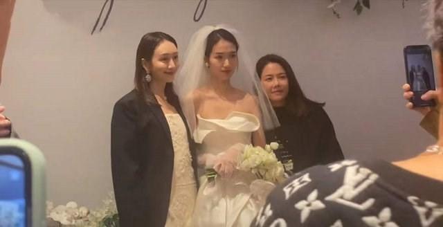 王鸥参加妹妹婚礼，德云社演员何九华惊喜现身！