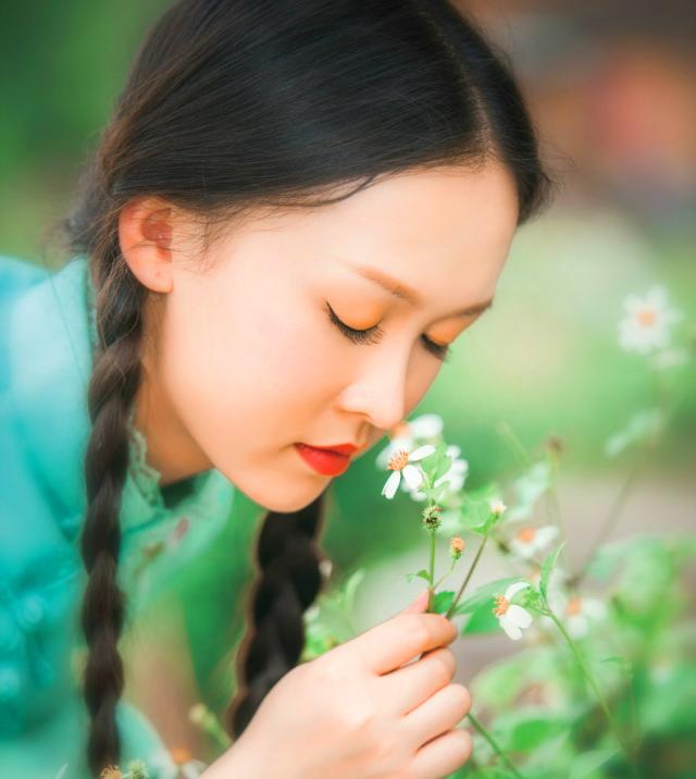 异性交往，女人对你动心的几个“暗号”，别错过了！